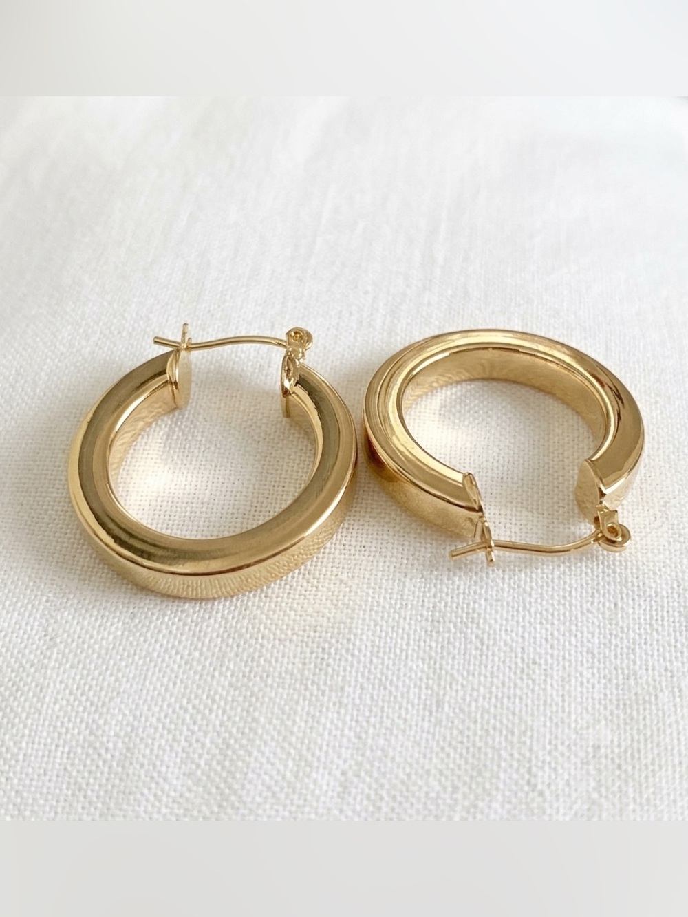 14k-gold-plated women’s 25mm hoop earrings hypoallergenic - Picture 2 of 5
